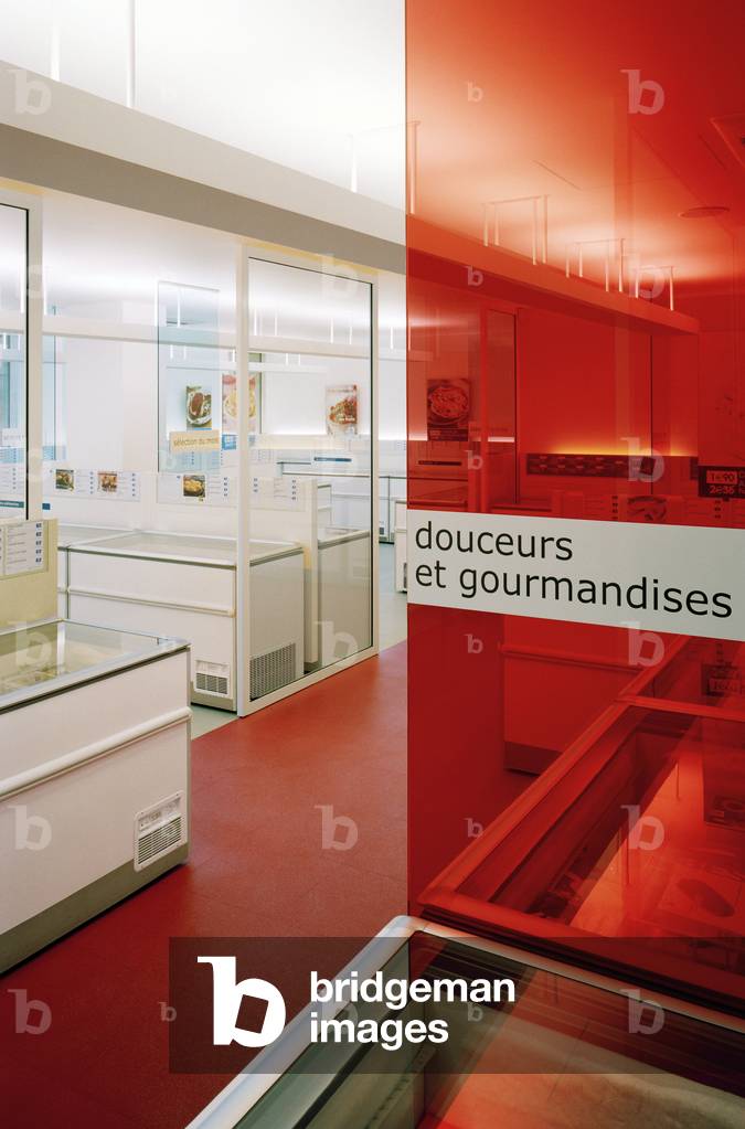 Picard generic shop in Issy les Moulineaux (Issy-les-Moulineaux), Hauts-de-Seine (Hauts de Seine), Ile de France, (Ile-de-France). Architecture by Christian Biecher, 2005. Photography 02/02/05.