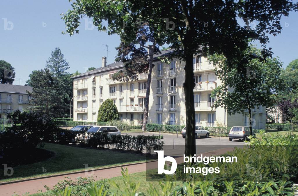 Housing real estate in the park of Maisons Laffite (Yvelines).