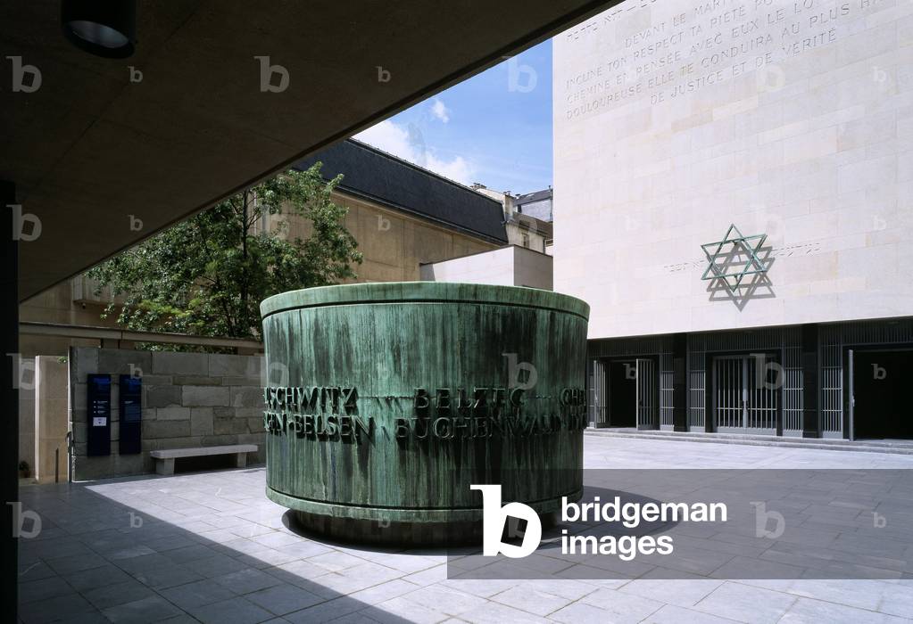 The square of the Memorial de la Shoah, 17 rue Geoffroy l'Asnier, Paris 4. Architect Antoine Jouve, Simon Vignaud, 2005.