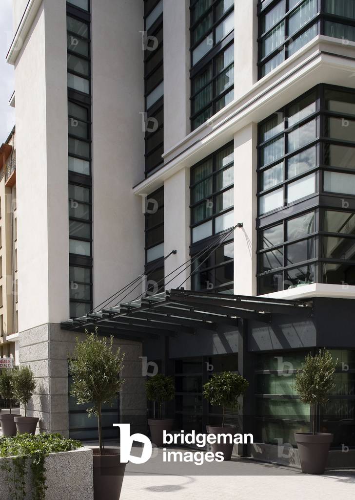 Le Mama Shelter, Philippe Starck hotel, 109 rue de Bagnolet, 75020 Paris. Architecture by Roland Castro for the exterior and Philippe Starck for the interior, 2008. Imagine by the family Trigano (founder of Club Med) and Cyril Aouizerate, philosopher, MAMA SHELTER hotel of 172 rooms, was designed by Philippe Starck. Photography 08/09/08.