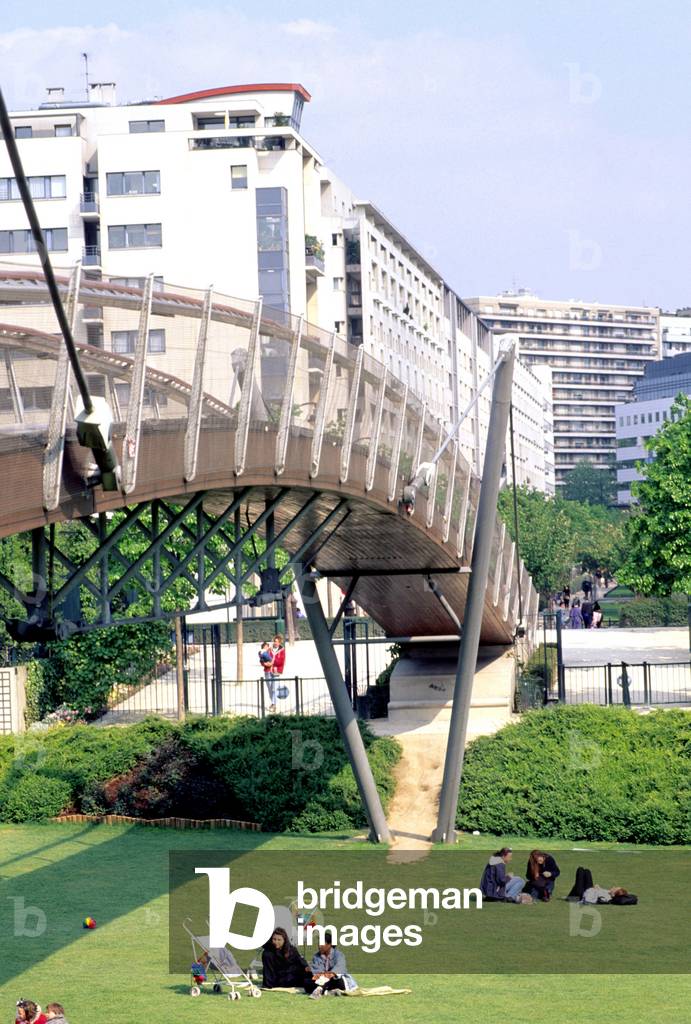 La Coulee verte, Jardin de Reuilly in Paris. The planed promenade crosses the twelfth arrondissement of Paris for 4.5 km. The railway tracks are replaced by hanging gardens designed by Philippe Mathieux baptises promenade plantee.