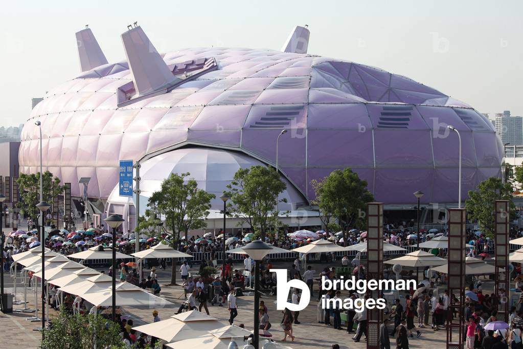 The flag of Japan has an inflatable alveoilar structure. World Exhibition, Shanghai, Japan, 2010. Photography 23/05/10