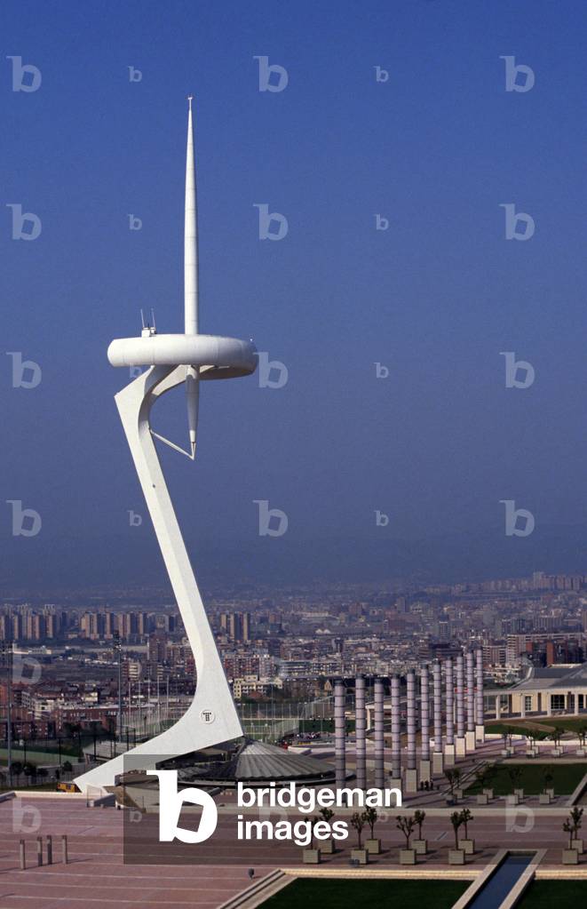 The telecommunications tower of the Olympic ring in Barcelona, Place de l'Europe. Architecture of Santiago Calatrava, 1989-1992. Photography 10/04/92. Its sculptural shape evokes a skeleton. The summer slope corresponds to the angle of the summer solstice of Barcelona and its shadow on the graduated circular base gives the solar time.