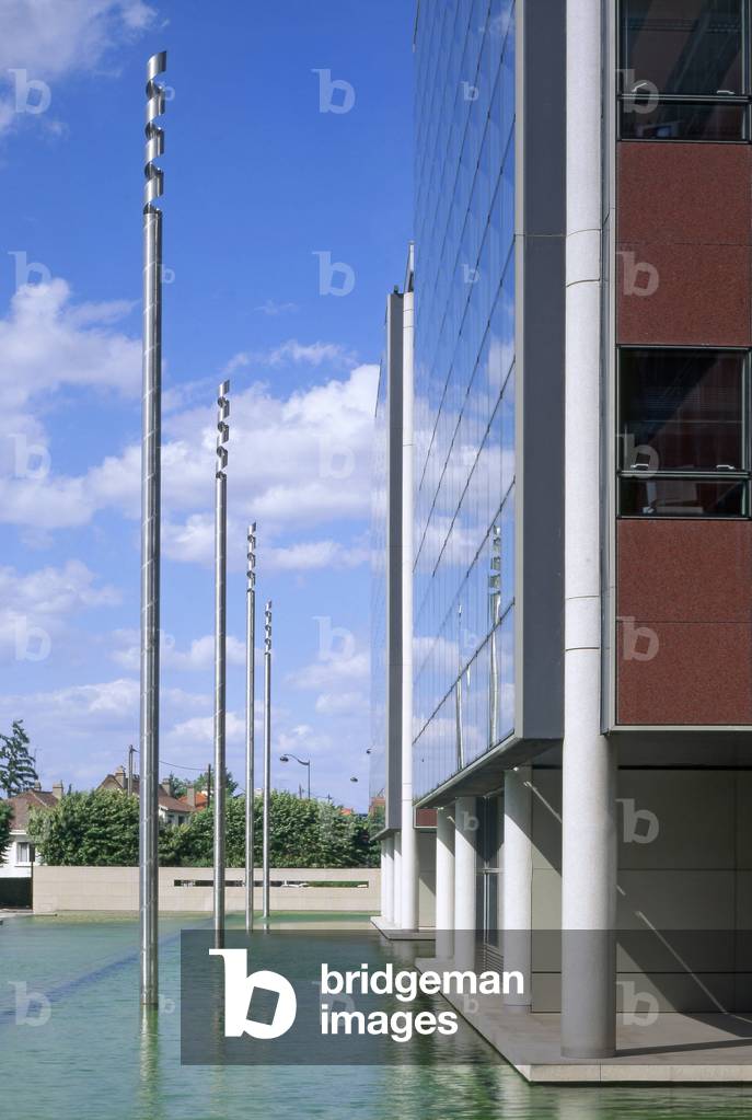 Shell's head office is Rueil Malmaison (Rueil-Malmaison), Hauts de Seine (Hauts-de-Seine), Ile de France (Ile-de-France), France. Architecture by Jean Pistre, Valode Denis and Kathryn Gustafson, 1992. Photography 10/04/97