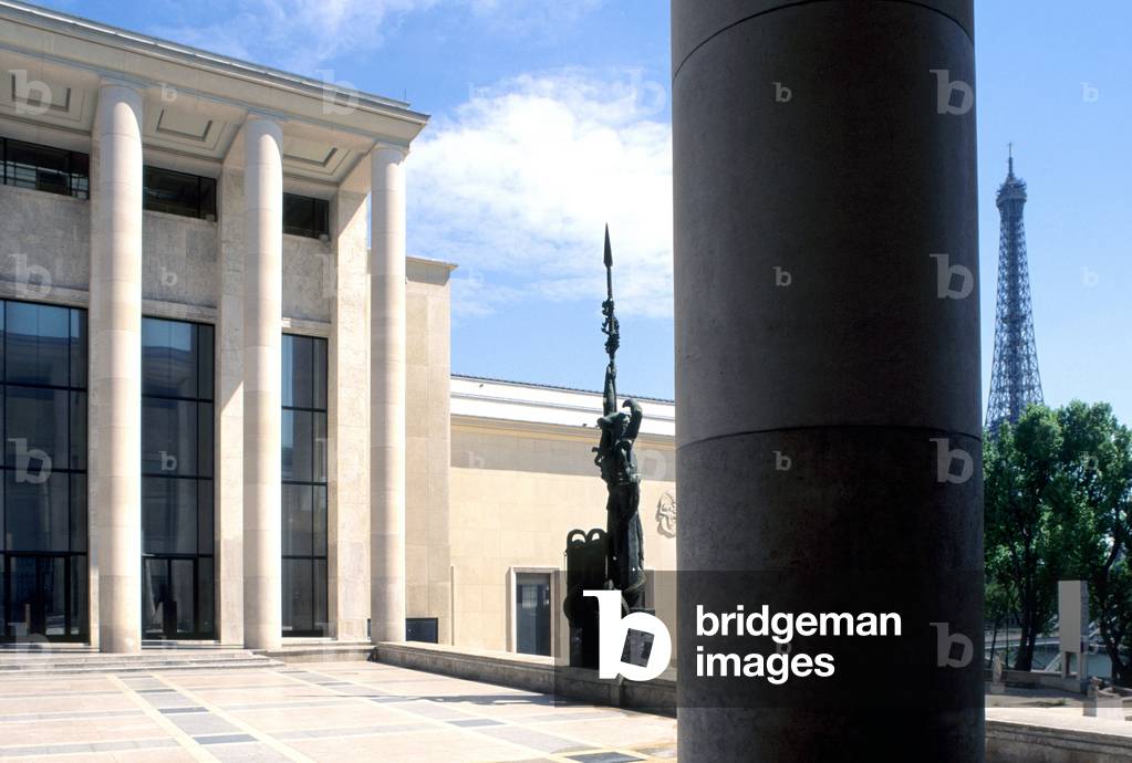 Palais de Tokyo, 11-13 avenue du President Wilson, Paris 16th arrondissement. Architects: Dondel, Aubert, Viart and Dastugue, 1937. onstruit for the Universal Exhibition of 1937, it now houses in the east wing the Musee d'Art Moderne de la Ville de Paris. France, an immense allegory of Antoine Bourdelle, dominates the court in all its verticalite. Elegated in 1948 by the Free French Association.
