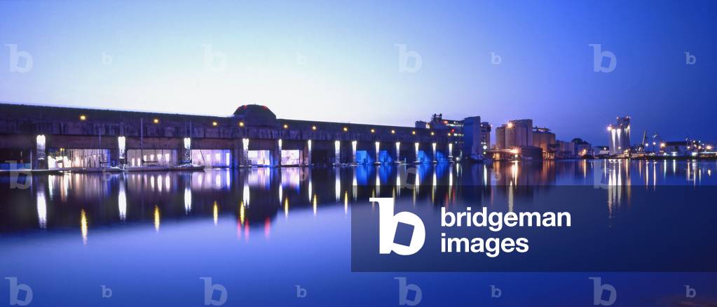 The converted underwater base of Saint Nazaire (Saint-Nazaire) (Loire Atlantique). Architect Yann Kersale, 2000. Photography 10/08/00.