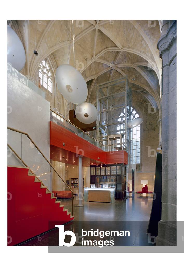 The hotel Kruisheren in Maastricht, Netherlands (Netherlands) realized by Satijn more architects and Vos interieur Mapertuus in 2005. Photography 15/03/06. In the heart of the historic centre of Maastricht, the 15th century Kruisherenklooster was inaugurated as a hotel in May 2005. In a very contemporary and innovative style and furniture by the Dutch interior architect Henk Vos (Maupertuus) and the famous lighting architect Ingo Maurer.