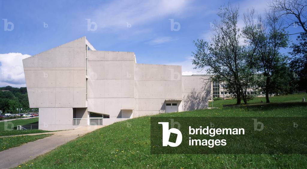 Facade of a university building, UFR de Droit in Besancon (Doubs). Architects Bernard Quirot and Olivier Vichard, 1993. Photography 1993.