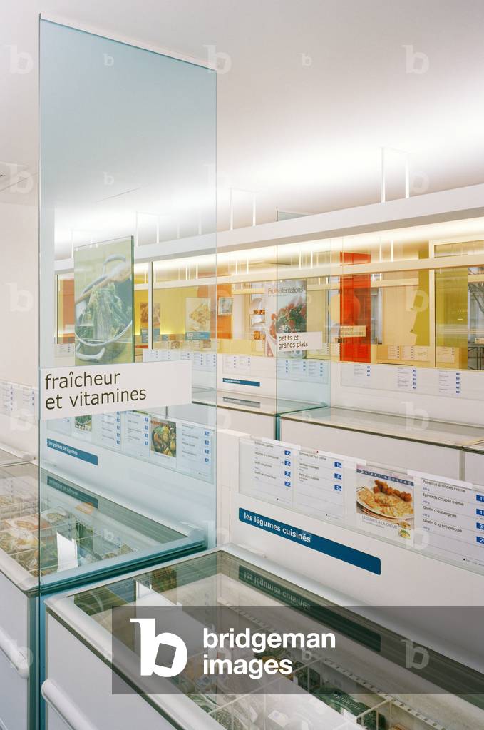 Picard generic shop in Issy les Moulineaux (Issy-les-Moulineaux), Hauts-de-Seine (Hauts de Seine), Ile de France, (Ile-de-France). Architecture by Christian Biecher, 2005. Photography 02/02/05.