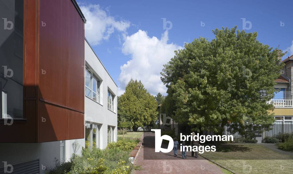 The Rey-Leroux medical center (Rey Leroux) in La Bouexiere, Ille and Vilaine, Brittany, France. Photography 25/08/2006. NUNC Architecture, 2005
