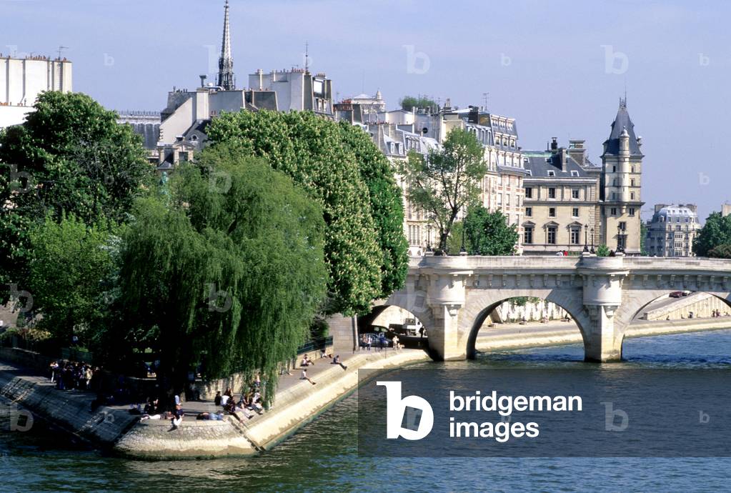 Le square du Vert Galant (Vert-Galant), Ile de la Cite, Paris. With the Pont Neuf, the oldest bridge in Paris, built between 1578-1604, architect Jacques Androuet du Cerceau (1515-1585), Victor Balard's candelabres (1805-1874) were installed in 1854.