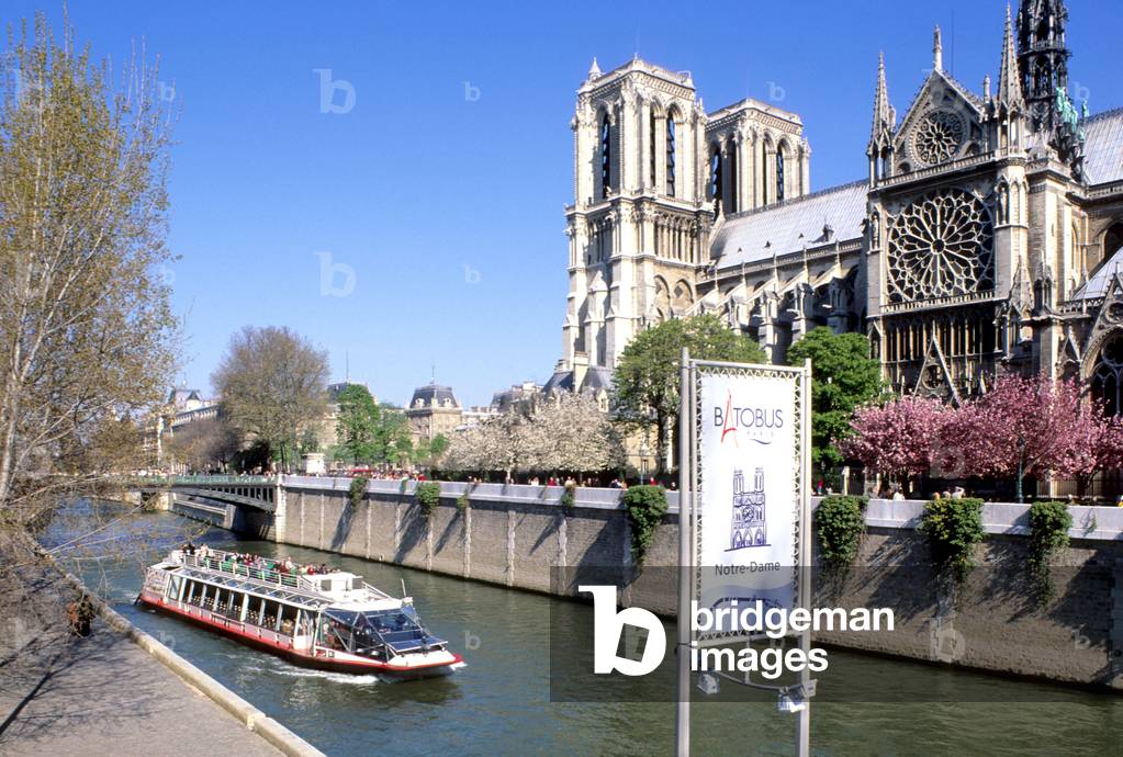 Batobus in front of the Cathedrale Notre Dame de Paris. From the 4th century, an episcopal ensemble, an atour group of a basilica with exceptional dimensions, settled on the island of La Cite. The construction of the Gothic cathedral began around 1160 and was completed in the 14th century. Partially destroyed during the Revolution, it had to be extensively restored in the 19th century by Eugene Viollet the Duke (1814-1879).