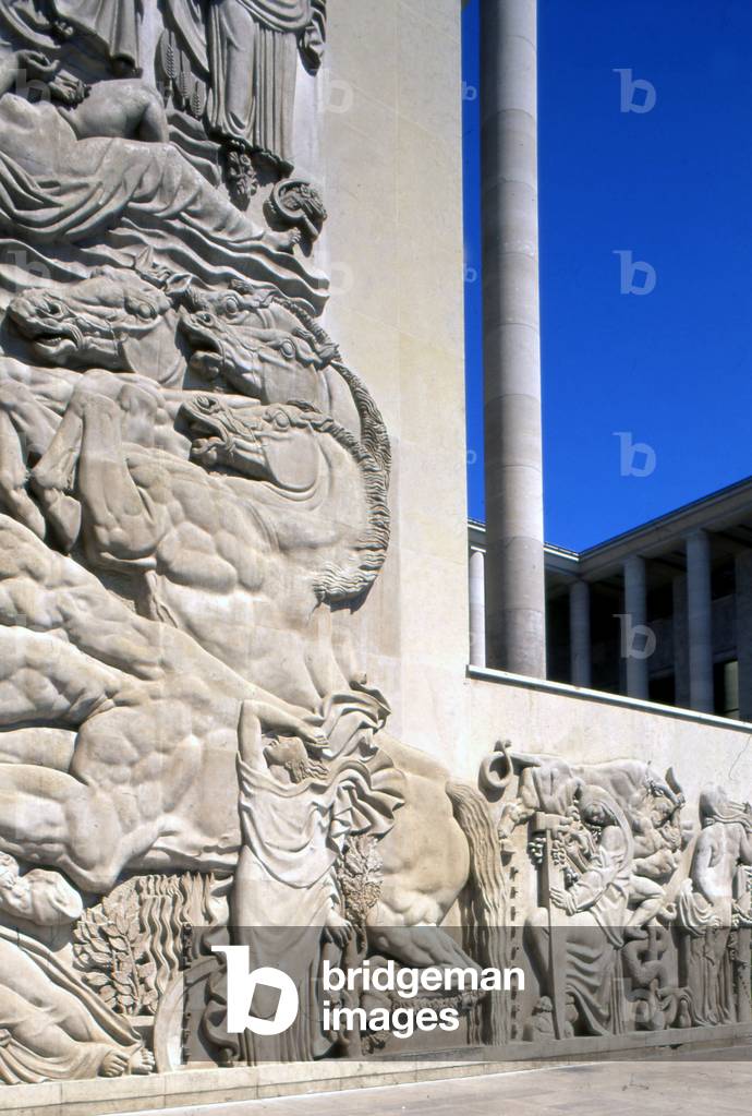 Palais de Tokyo a Paris Palais de Tokyo, Avenue du President Wilson, Paris 75016. Architects: A Aubert, P. Viard, JC Dondel and M. Dastugue, 1937. Built for the 1937 World Exhibition, the International Exhibition of Arts and Techniques in the Modern City. The Palais de Tokyo is a small part of the Luxembourg Museum and the Peute Palais too narrow to accommodate municipal collections. It owes its name to the Tokyo wharf, now New York Avenue. Photography 10/06/05