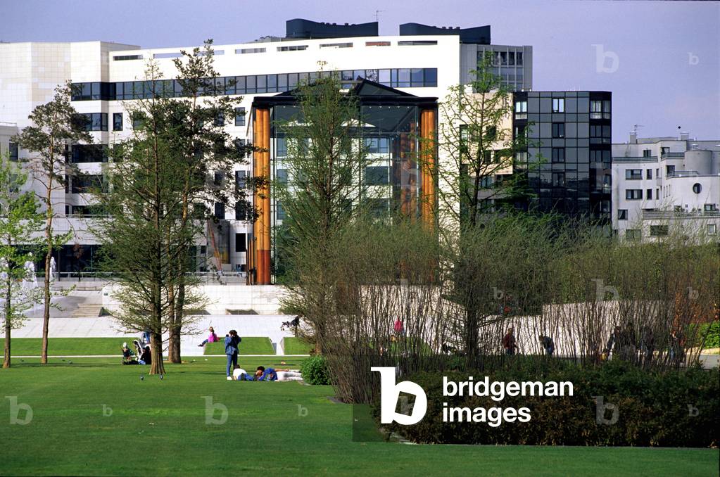 Parc Andre Citroen, Paris 75015 built between 1985 and 1992 by architects and landscapers Patrick Berger associates with Gilles Clement and Jean-Paul Viguier and Jean-Francois Jodry with Alain Provost. The André-Citroen Park, with an area of 13 hectares, is the most important creation of green spaces in Paris since the Second Empire. Today, the complex consists of a central park of about 11 hectares and two peripheral gardens, the Jardin Leblanc, in the south, which houses the Jardin Noir, and the Jardin Saint-Charles, in the north-east, connects to the large park by a walkway above Balard Street, which contains the Jardin Blanc. Photography 15/01/07