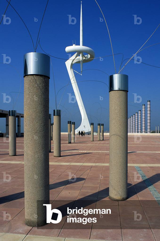 The telecommunications tower of the Olympic ring in Barcelona, Place de l'Europe. Architecture of Santiago Calatrava, 1989-1992. Photography 10/04/92. Its sculptural shape evokes a skeleton. The summer slope corresponds to the angle of the summer solstice of Barcelona and its shadow on the graduated circular base gives the solar time.