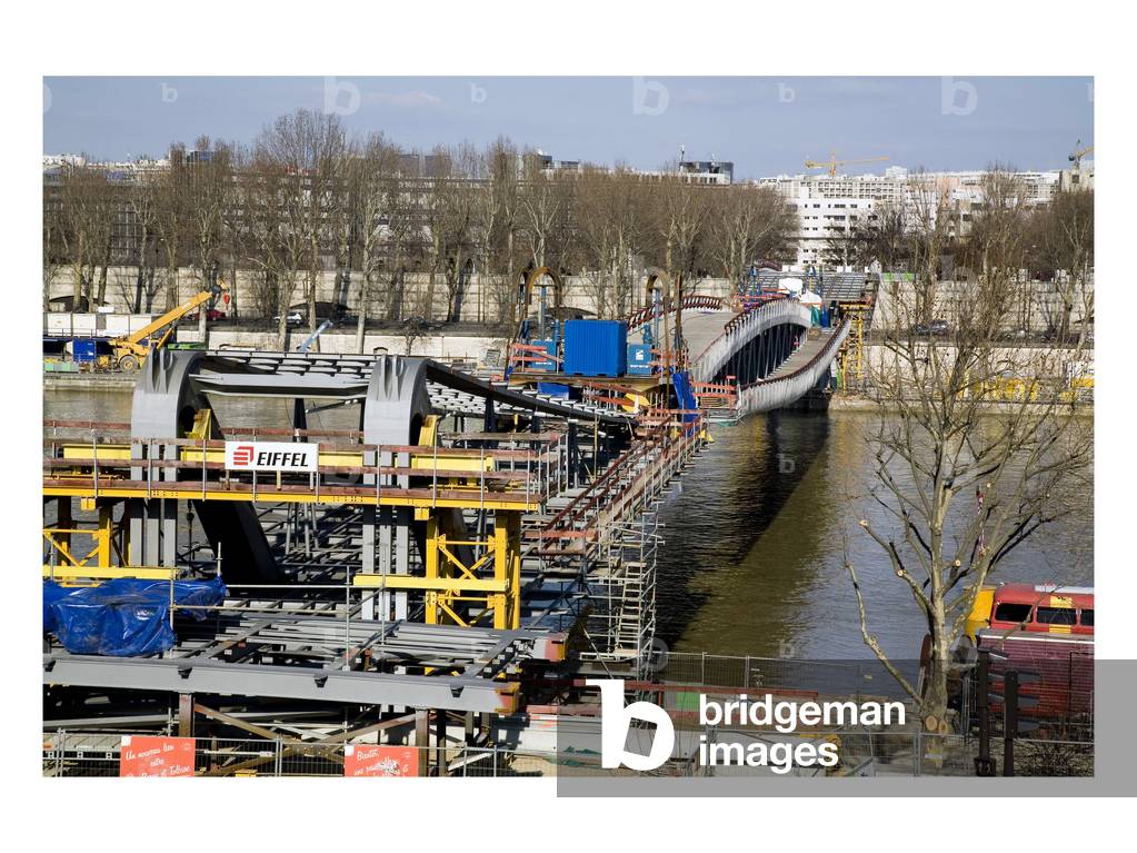 The Simone de Beauvoir bridge in Paris 75013. Architect Dietmar Feichtinger, 2006. The 37th Paris bridge, the Simone de Beauvoir bridge, has just been installed on January 30 between Bercy and the Bibliotheque de France. Photography 15/03/06.