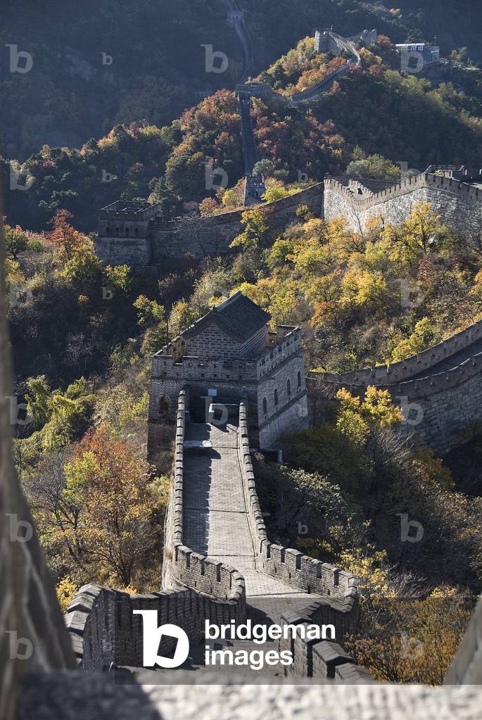 The Great Wall of China is close to Pekin. Construction of the Great Wall began in the 9th and 8th century BC, and continued for more than 2,000 years. If all its constructions and trunks spread across the vast region of North and Central China were combined, the Great Wall would extend over 50,000 km (100,000 li). Indeed, historical records show that since the Fighting Kingdoms, more than 20 feodal states and imperial dynasties have begun building defense walls. Photography 25/10/07