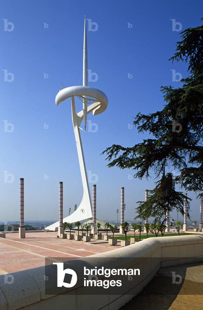 The telecommunications tower of the Olympic ring in Barcelona, Place de l'Europe. Architecture of Santiago Calatrava, 1989-1992. Photography 10/04/92. Its sculptural shape evokes a skeleton. The summer slope corresponds to the angle of the summer solstice of Barcelona and its shadow on the graduated circular base gives the solar time.