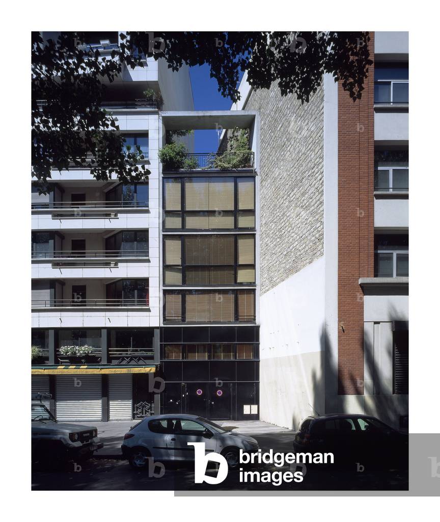 House building, Quai de Seine in Paris 19th. Detached house on 4 levels, built on a residue of land between 2 gables. Architects Olivier Fassio and Jean Brice Viaud, construction 2002. Photography 2005.
