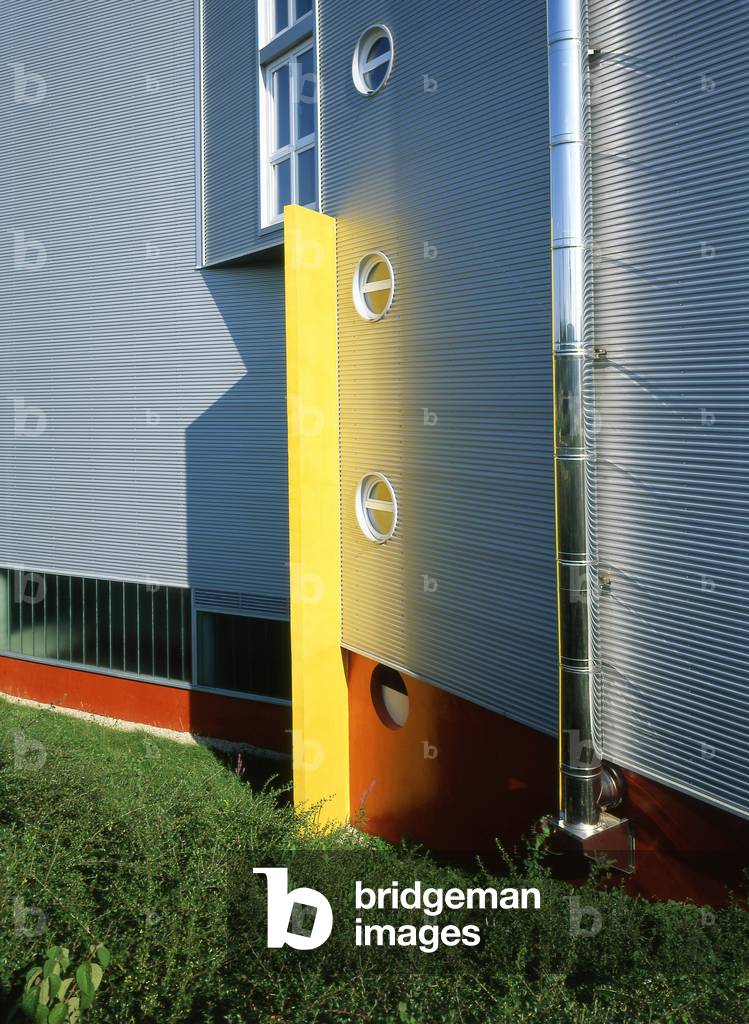 Siding of a building in Besancon (Doubs). Architect P.Lamboley, 1999. Potography 1999.