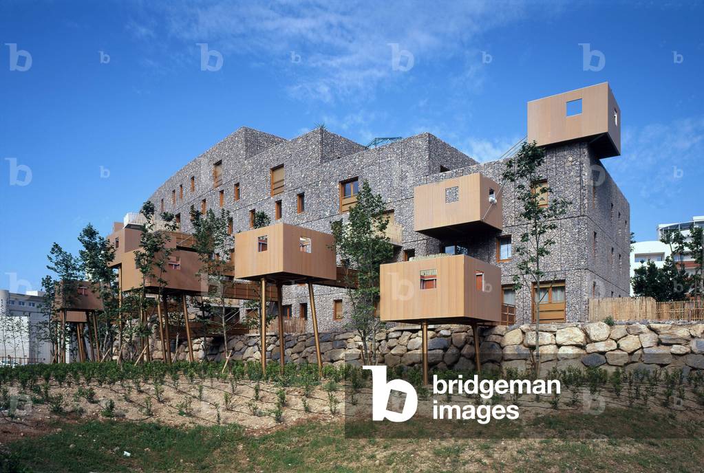 Limmeuble which grows, at Chateau le Lezæpres deae Montpellier (Herault). Realisation 2000, architect Edouard Francois. Photography 10/06/00.
