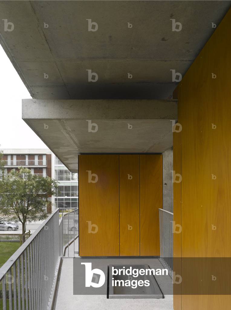 Residence le Sophora, Le Bois lives, in ZAC Euralille 2, in Lille (Nord). Architect Philippe Dubus, realisation 2003- 2006. Located close to the peripheral motorway, the first housing projects of the Bois Habite are out. In a very vegetalised environment, in the form of superimposed houses, this new, fairly dense area will nevertheless offer typologies close to individual housing. Photography 20/09/07.
