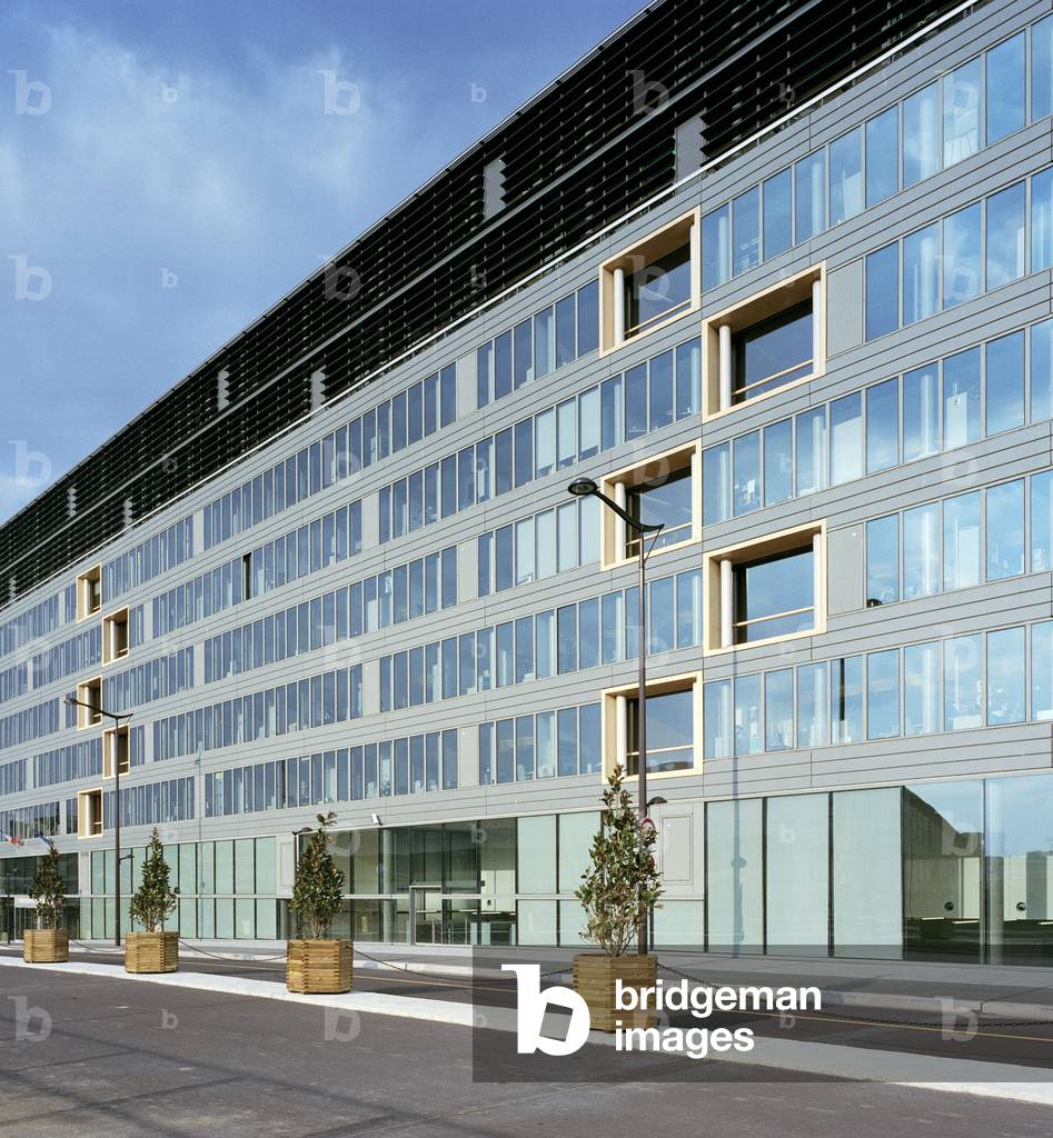 La Caisse des Depots et Consignation, bank management, 15 quai Anatole France in Paris 75013. Architect Christian Hauvette, 2003.