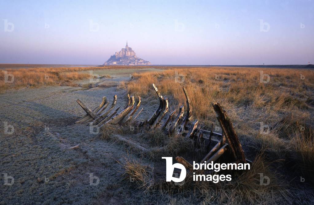 Mont Saint Michel in the Channel. On a rocky island amidst huge strikes subject to the going and coming of powerful marees, at the border between Normandy and Brittany, s'elevent the wonder of the West, a Benedictine abbey of Gothic style dedicated to the Archangel Saint Michel, and the village is not sheltered from its walls. The construction of the abbey, which continued from the 11th to the 16th centuries, adapting to a very difficult natural site, was a technical and artistic tour de force.