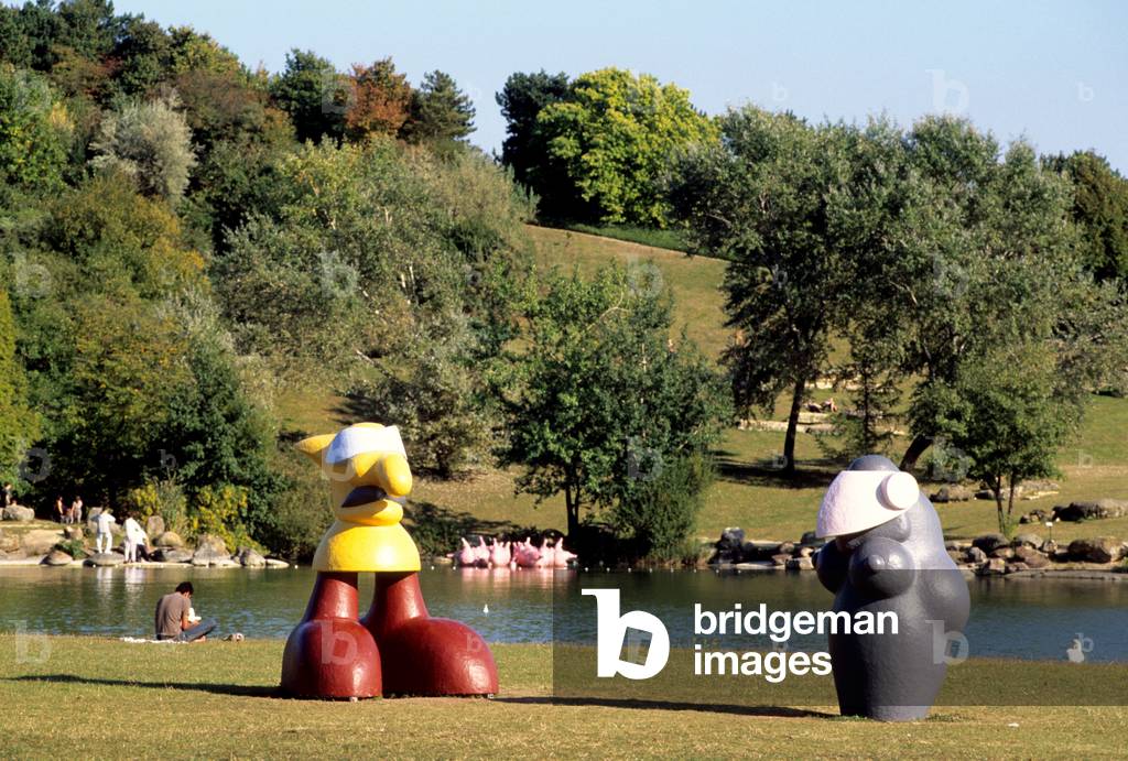 Parc Departemental de la Courneuve, Seine Saint Denis (Seine-Saint-Denis), Ile de France (Ile-De-France). Photography 01/08/02. Created in 1956, this park is structured around a large circular lawn (intended to receive large-scale festive initiatives) and is accompanied by the origin of undergrowth and glades. It has grown successively to now count nearly 400 hectares, models by varying rhythms of valleys, lakes, belvederes and vast panoramas. On this large area there are playgrounds, picnic areas, catering kiosks, bike rentals, pedalos, maneges, carriage rides... The Maison du Parc, located on the banks of the great lake, will inform you about all these activities