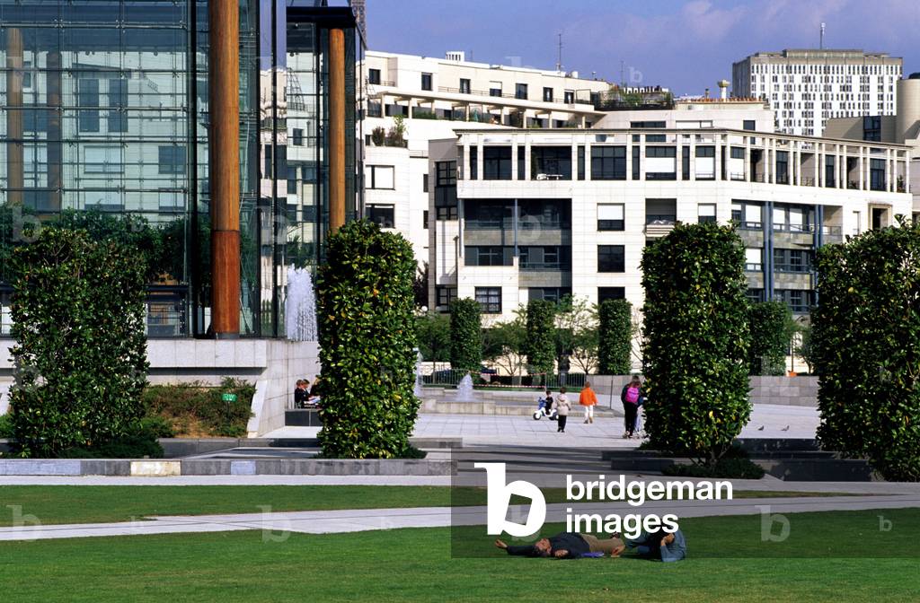 Parc Andre Citroen, Paris 75015 built between 1985 and 1992 by architects and landscapers Patrick Berger associates with Gilles Clement and Jean-Paul Viguier and Jean-Francois Jodry with Alain Provost. The André-Citroen Park, with an area of 13 hectares, is the most important creation of green spaces in Paris since the Second Empire. Today, the complex consists of a central park of about 11 hectares and two peripheral gardens, the Jardin Leblanc, in the south, which houses the Jardin Noir, and the Jardin Saint-Charles, in the north-east, connects to the large park by a walkway above Balard Street, which contains the Jardin Blanc. Photography 15/01/07