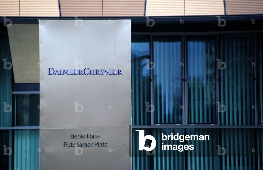 The entry of the SiegedAimler Chrysler, on the Potsdamer Platz in Berlin (Germany). Photography 25/10/99.