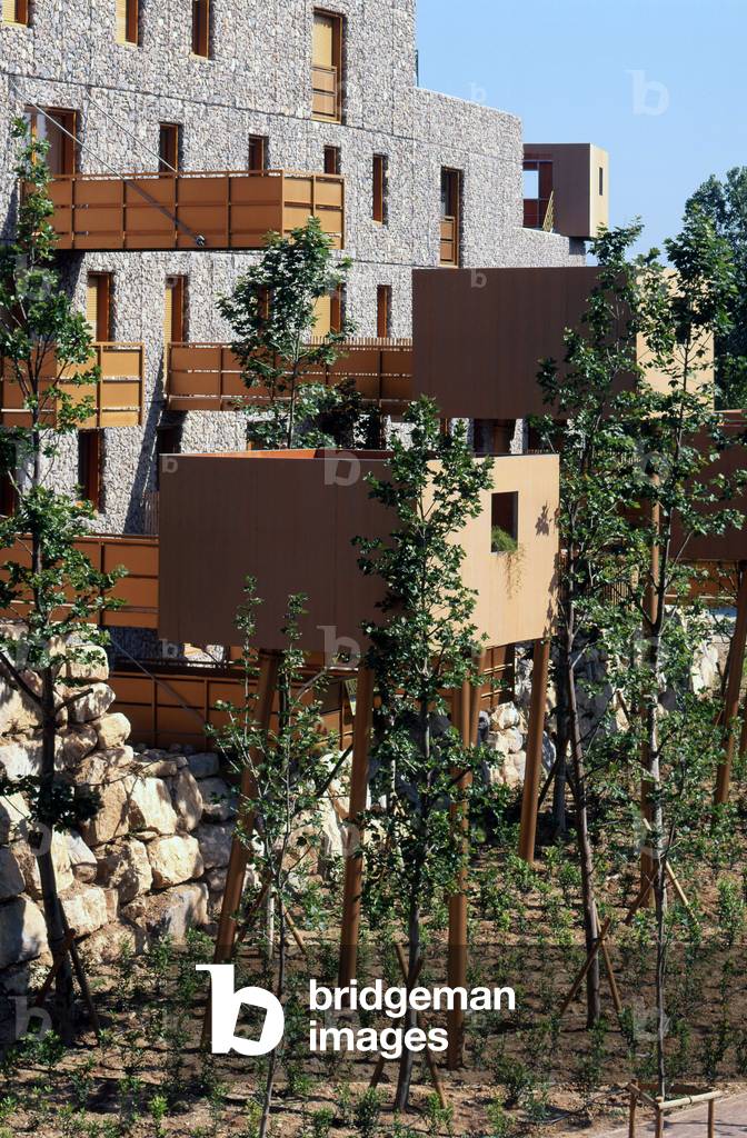 Limmeuble which grows, at Chateau le Lezæpres deae Montpellier (Herault). Realisation 2000, architect Edouard Francois. Photography 10/06/00.