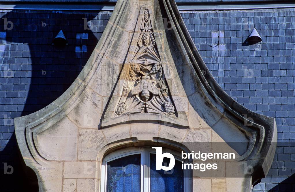 Detail, Immeuble Les Pins, 2 rue Albin Haller (Architect Emile Andre, 1912) in Nancy (Meurthe et Moselle). In Nancy, Art Nouveau takes the name of Ecole de Nancy, or Alliance provincial des industries d'art, thanks in particular to the emblematic figure of Emile Galle. Glassware, furniture, stained glass, ceramics, leather, ironwork, architecture, etc. participate in this vast movement of renovation of decorative arts that still marks the city today.