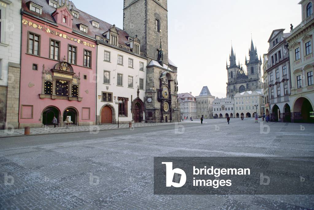 The Old Town Square with the Town Hall and the Church of Our Lady at Tyn, Prague, Czech Republic (photo)