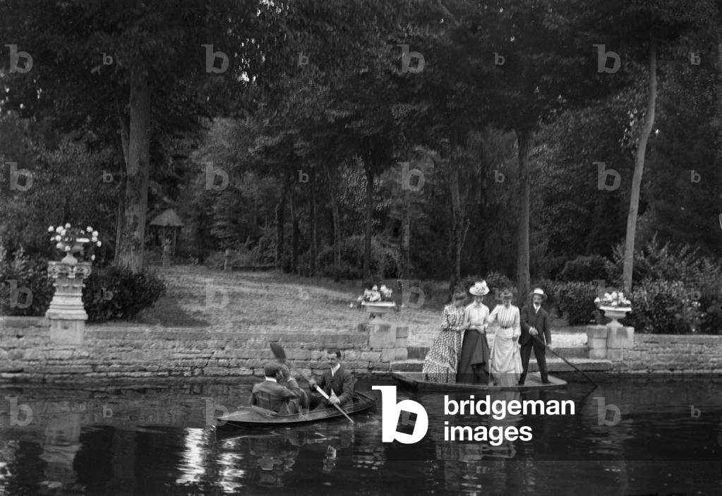 Promenade bourgeoise on a barge, France, c.1900 (photo)