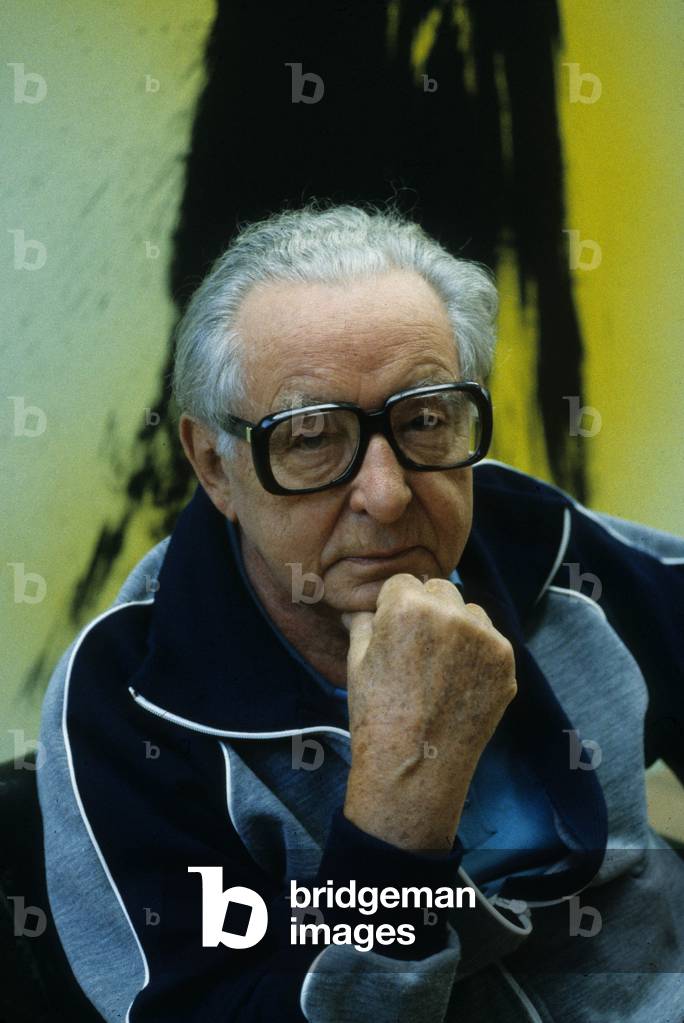 Hans Hartung in his workshop on november 9, 1983, in Mougins (France) (photo)