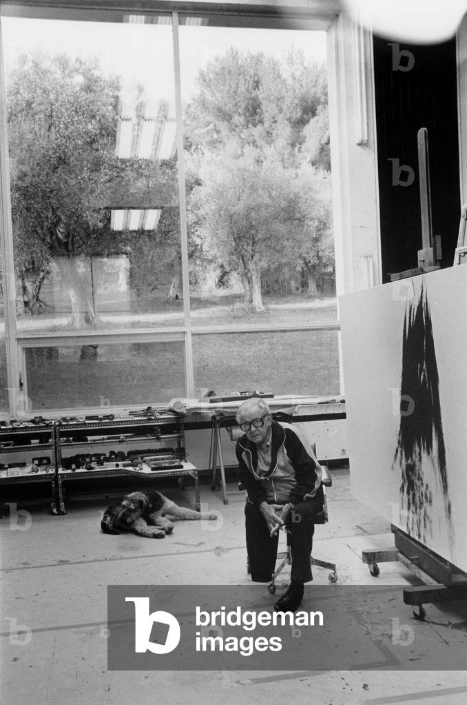 Hans Hartung in his workshop on november 9, 1983, in Mougins (France) (photo)