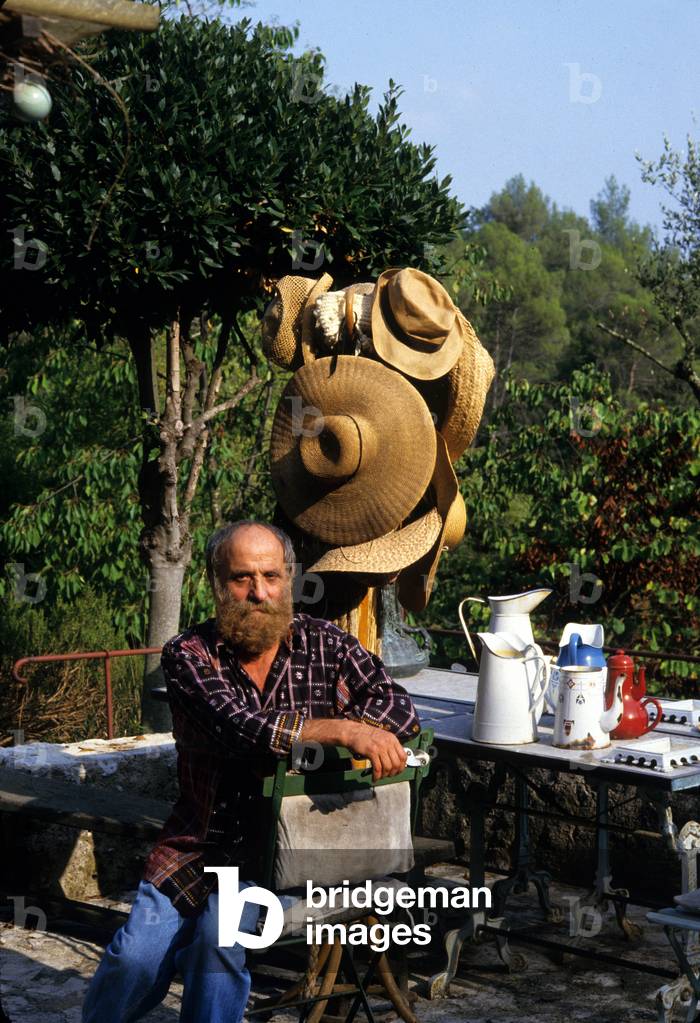 Sculptor Cesar (Cesar Baldaccini) here in Roquefort les Pins november 1987 (photo)