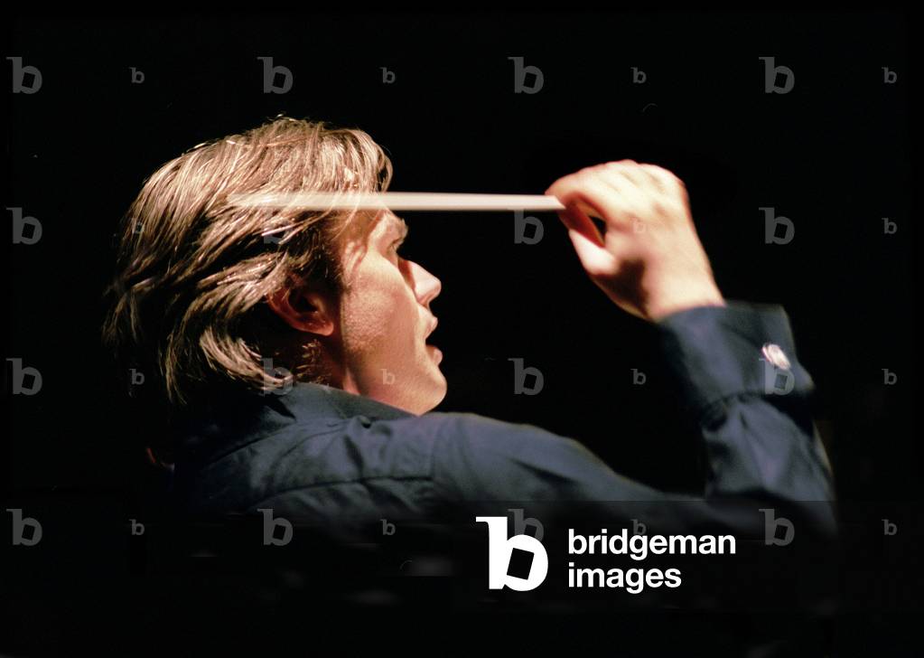 Edward Gardner conducting