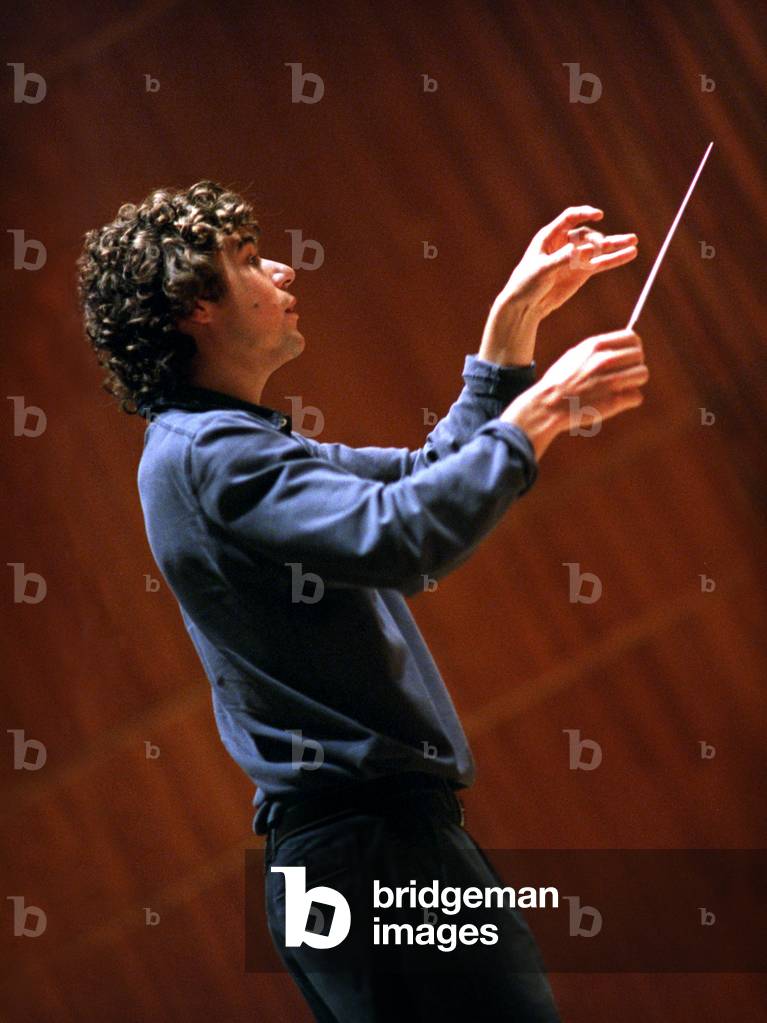 Robin Ticciati conducting the Scottish Chamber Orchestra