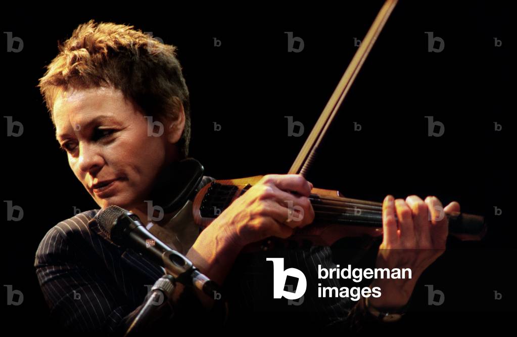 Laurie Anderson performing on the violin