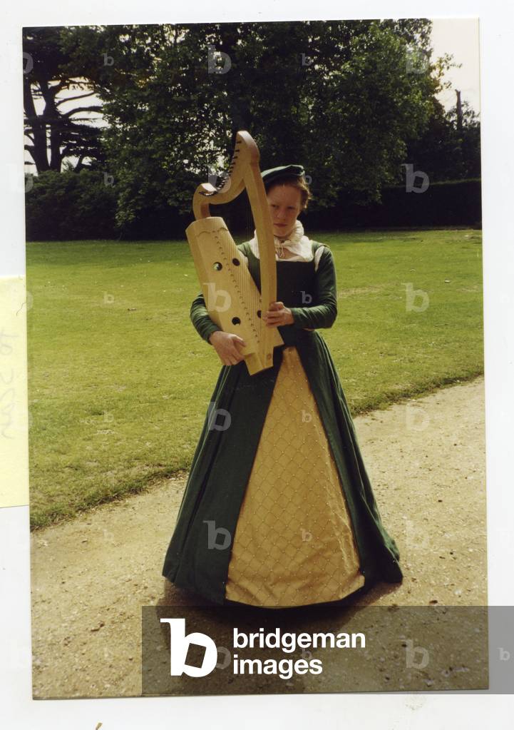 Girl in 16th century costume with harp