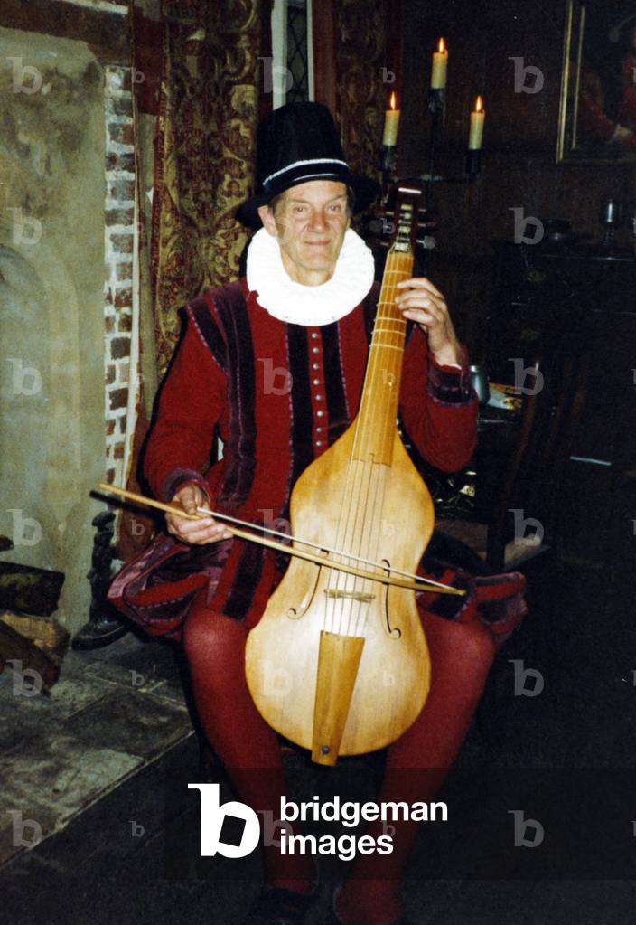 Bass viol player
