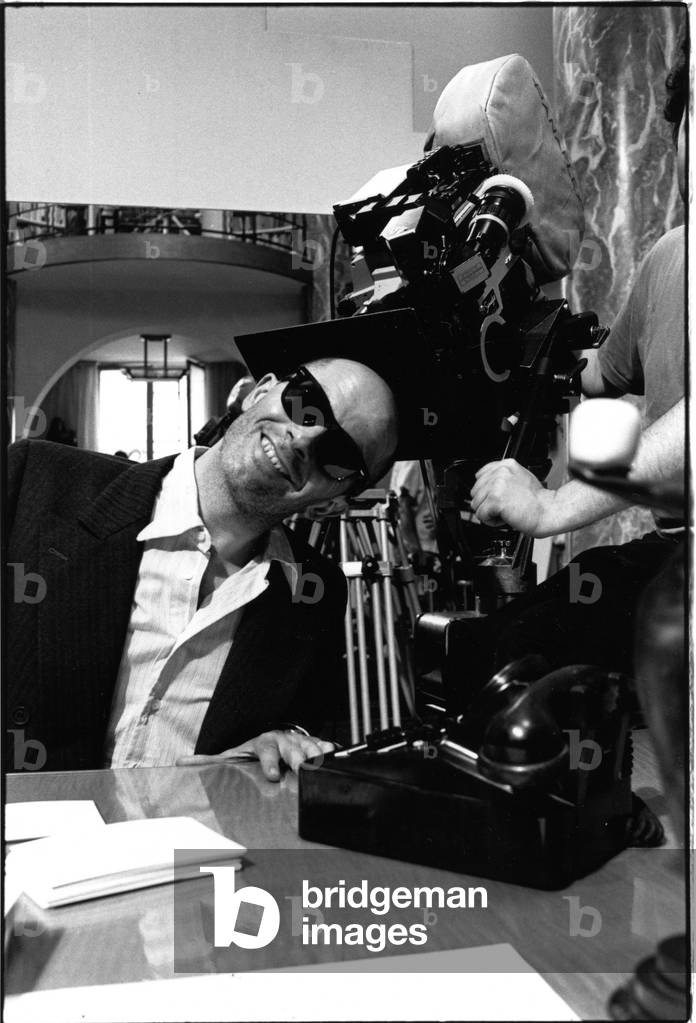 Jacques Audiard on the set of See How They Fall, 1994. (b/w photo)