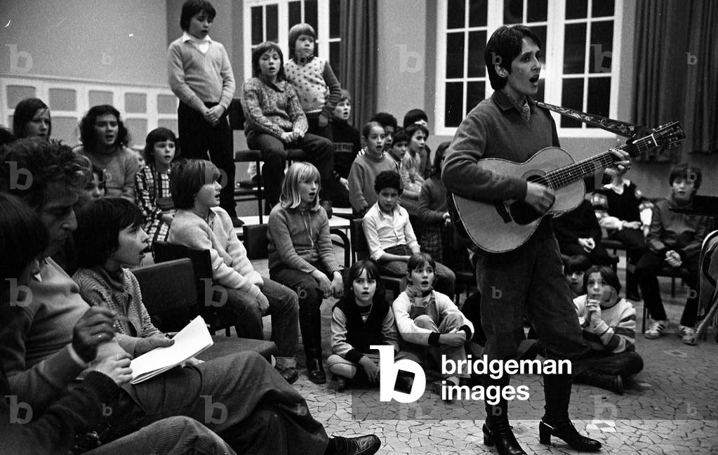 Singer Joan Baez and puplis of Petits Chanteurs d'Asniires french music school, France, 12/1980