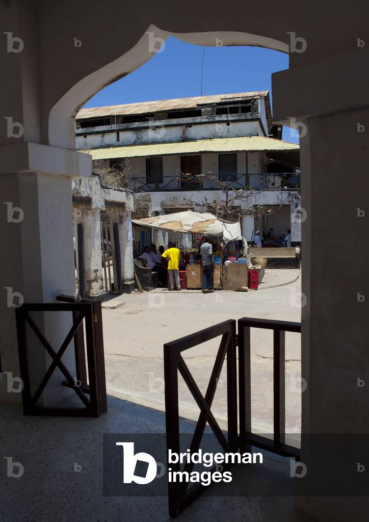An arch doorway and square in lamu, Kenya, Africa (photo)