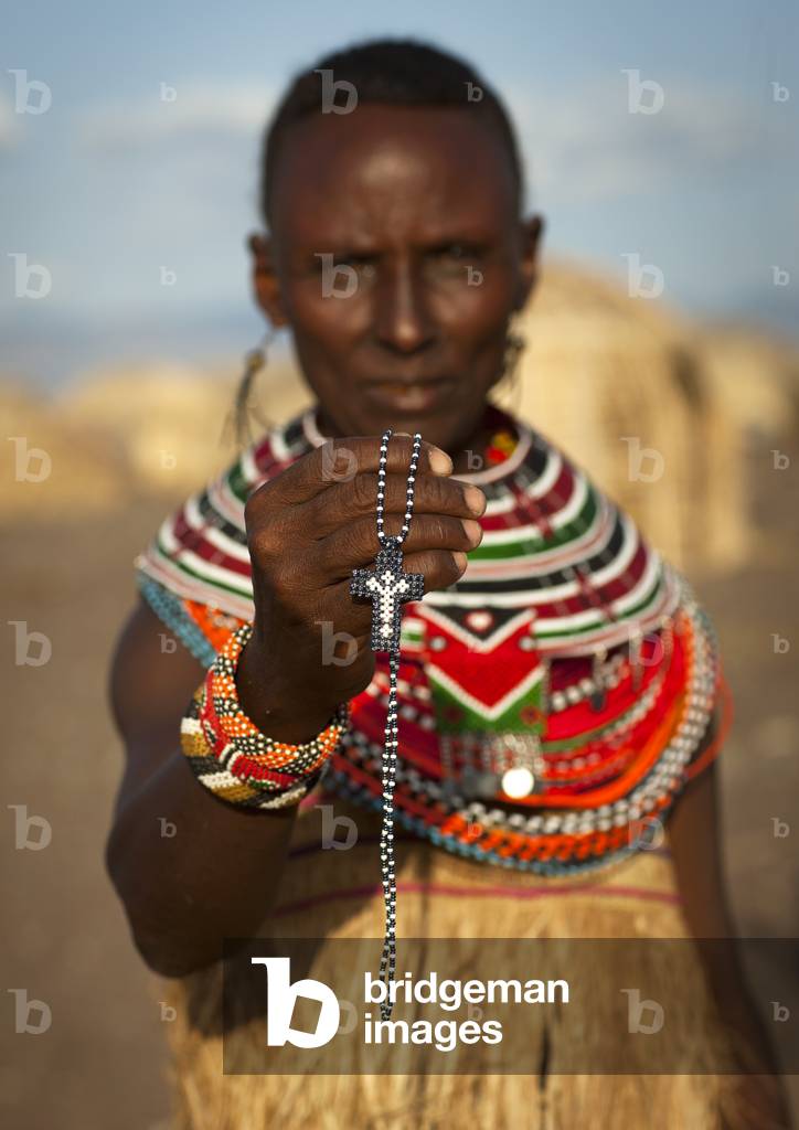 El molo tribeswoman showing a christian cross, Turkana lake, Loiyangalani, Kenya, Africa (photo)
