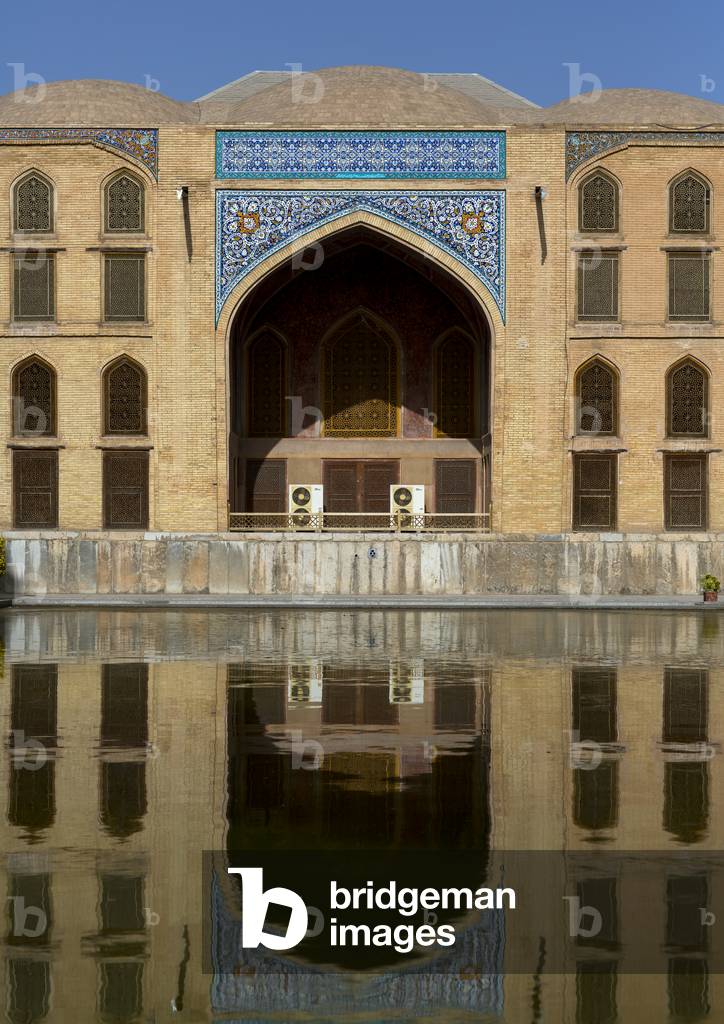 Hasht behesht palace lion statue, Isfahan province, Isfahan, Iran (photo)