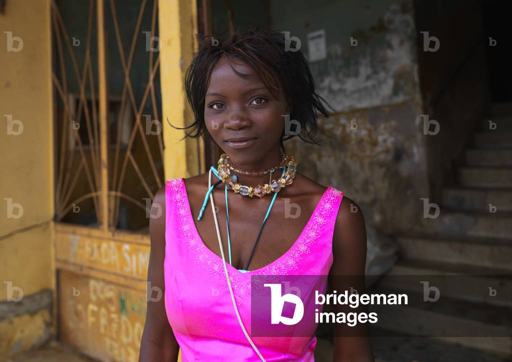 Pretty Young Woman in Huambo, Angola, Africa (photo)