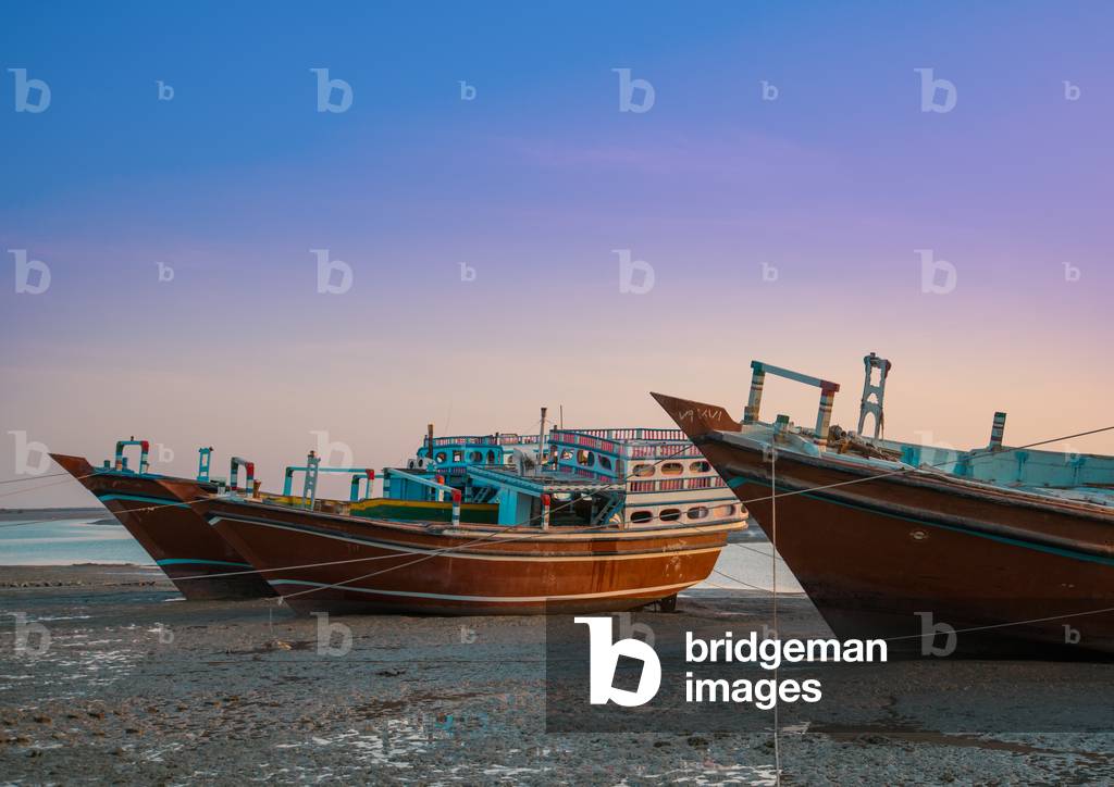 Dhow boat at low tide, Qeshm Island, Laft, Iran (photo)